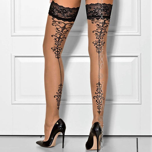 Axami, Almond Jelly selvsiddende strømper er set bagfra med sort blondekant og med venetiansk mønster på låret og læggen