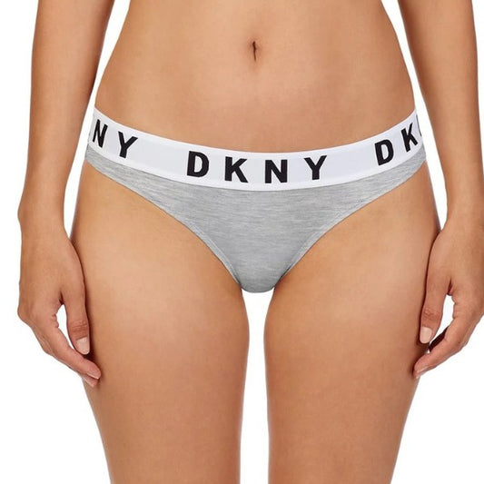 Nogen har DKNY Cozy Boyfriend trusser på – en grå g-streng med en bred elastisk linning med markeret sort DKNY-skrift. Med overkrop og overlår synlige mod en almindelig hvid baggrund er fokus på dette komfortable DKNY-undertøj.