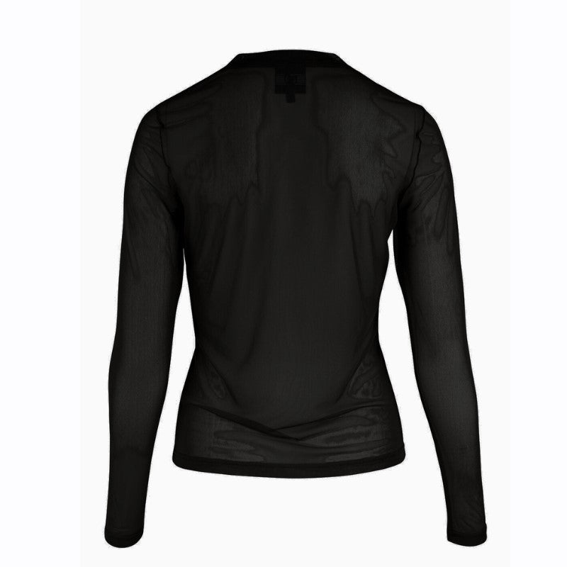 Bagfra kan man se den langærmet sort mesh trøje.