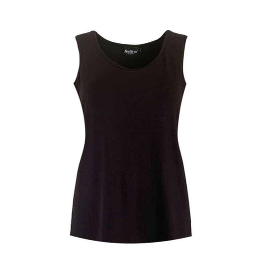 Den sorte E-Avantgarde ærmeløse dametanktop har en rund halsudskæring, temperaturregulerende bambusviskosestof og en let svajer forneden. Vist på en ensfarvet hvid baggrund for et klassisk, enkelt look.