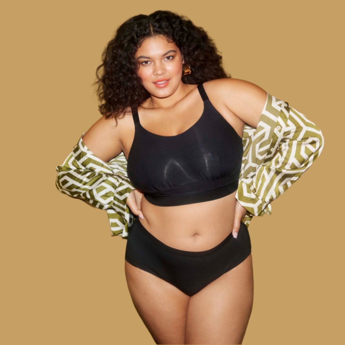 Modellen ses med den sorte bh uden bøjle.