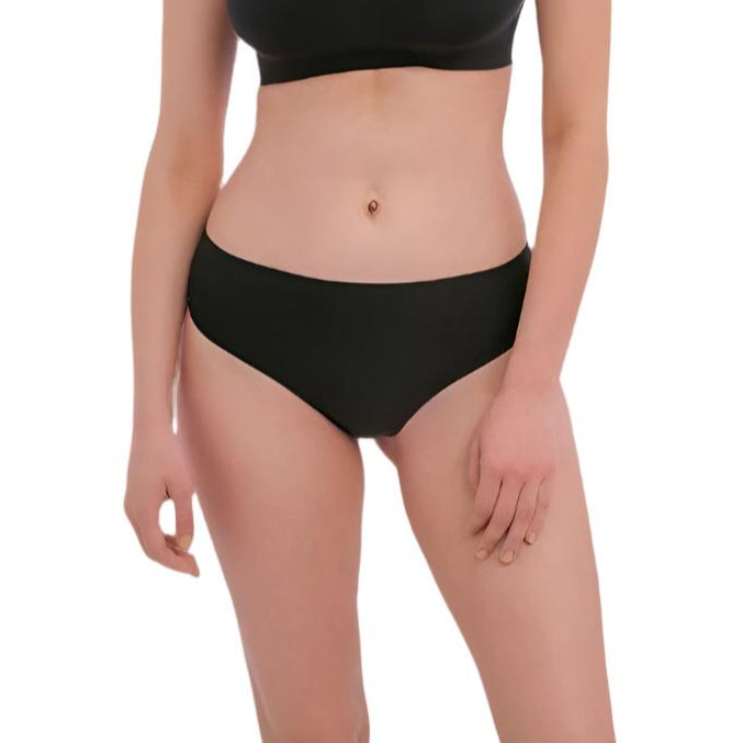 Her ses Lace Ease g-streng fortil. Klassisk sort med glat overflade.