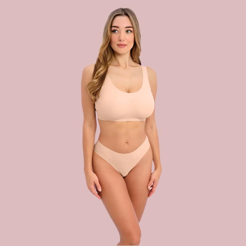 Her ses Lace Ease g-streng med Smoothease bralette.