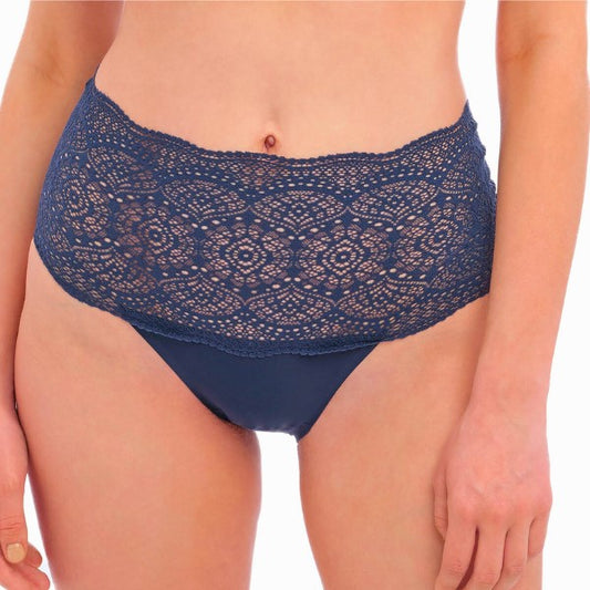 Disse Lace Ease full brief i navy har en bred blonde kant, hele vejen rundt om taljen.