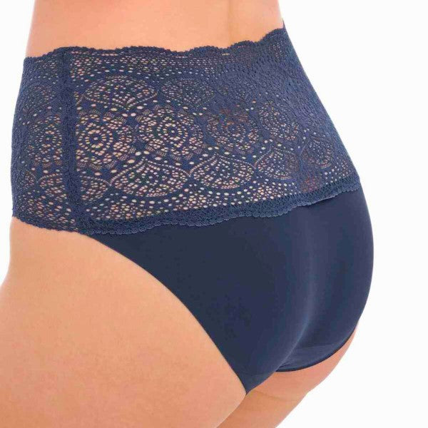 Bagpå, er halvdelen på disse full brief dækket med en bred blonde kant.