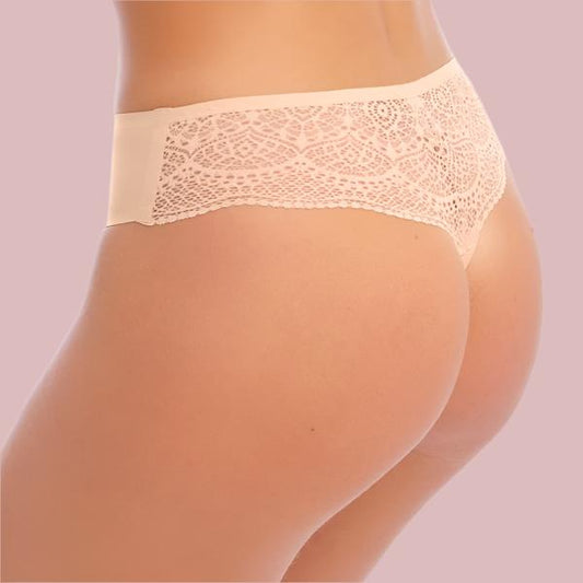 Beige farvede Lace Ease g-streng med blonder bagpå.