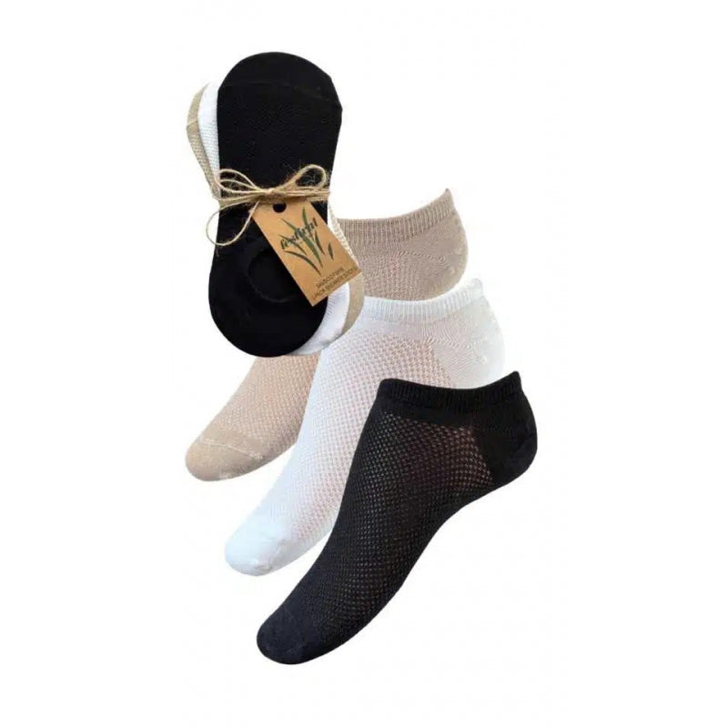 Tre par Festival Strømper mesh-sko med lav udskæring i sort, hvid og beige vises. Et andet sæt er stablet og bundet med rustik snor og et brunt mærke med grøn plantegrafik. Alle er lavet af åndbar bambusfiber for overlegen fugttransport.