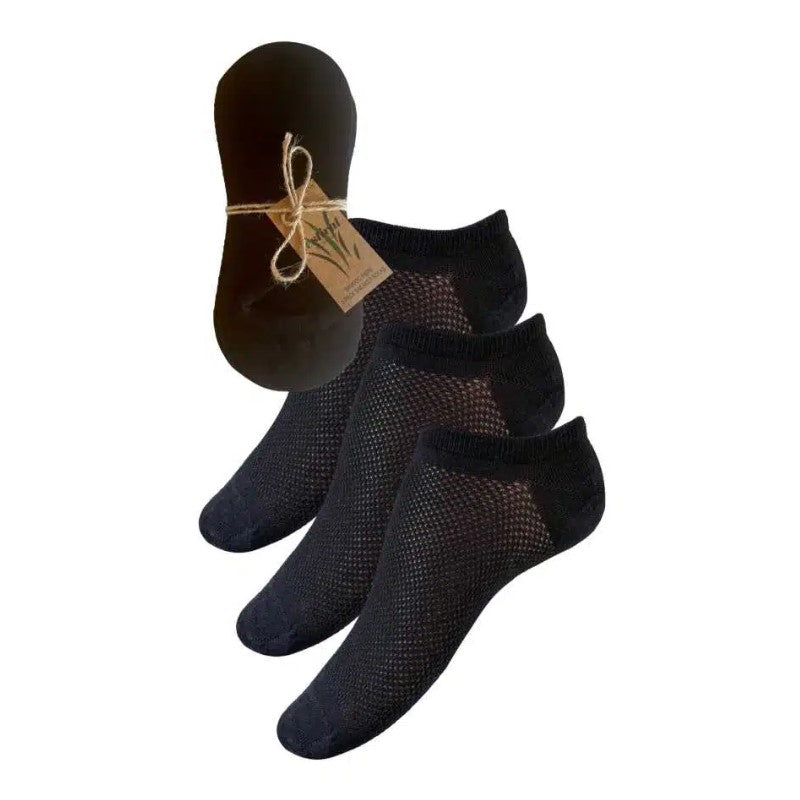 Tre par sorte, dybt udskårne netstrømper fra Festival Strømper vises med en sokformet øko-indsats og mærke. De er lavet med svedtransporterende bambusfiber og tilbyder åndbar, let komfort og miljøvenlig branding.