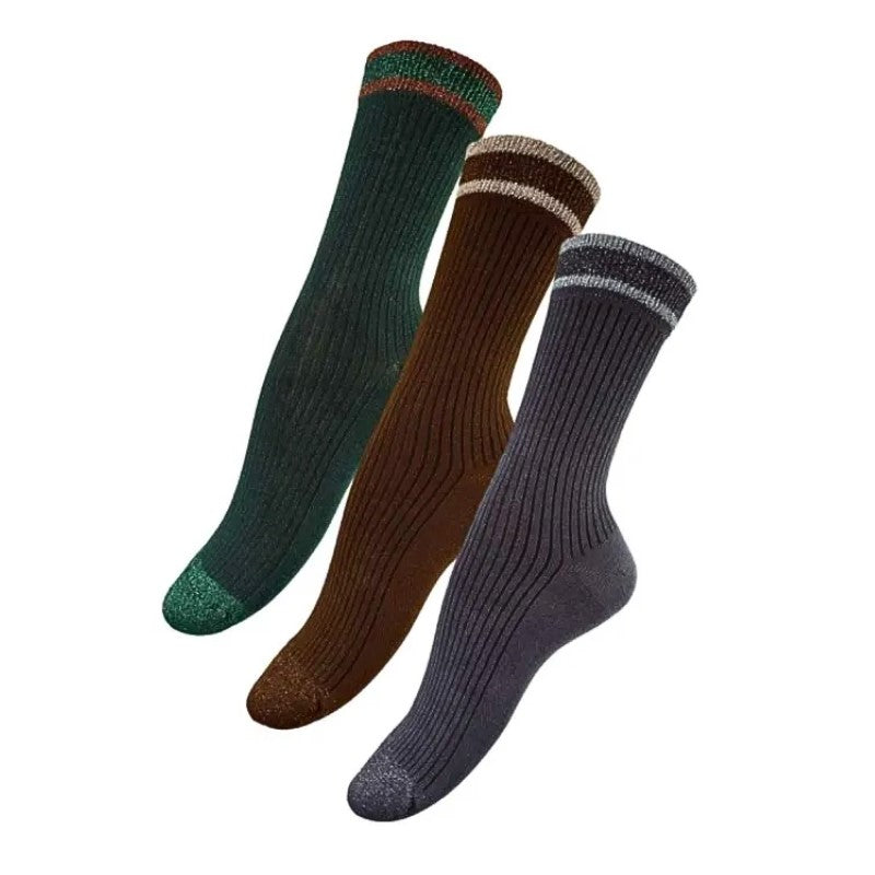 Tre ribbede Festival Strømper-sokker vises side om side: det brune par har en beige stribe foroven, mens de andre har røde eller hvide striber. Hver sok har en let meleret tå og hæl mod en hvid baggrund.