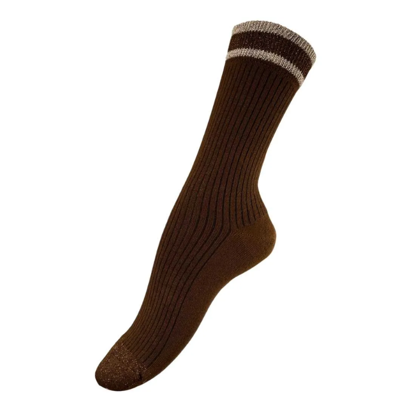 En ribbet brun strømper fra Festival Strømper er vist med to hvide striber nær toppen. Den klassiske sok i crew-længde, fremstillet af blød bambusfiber, er vinklet, som om den er blevet båret, og vises på en almindelig hvid baggrund.