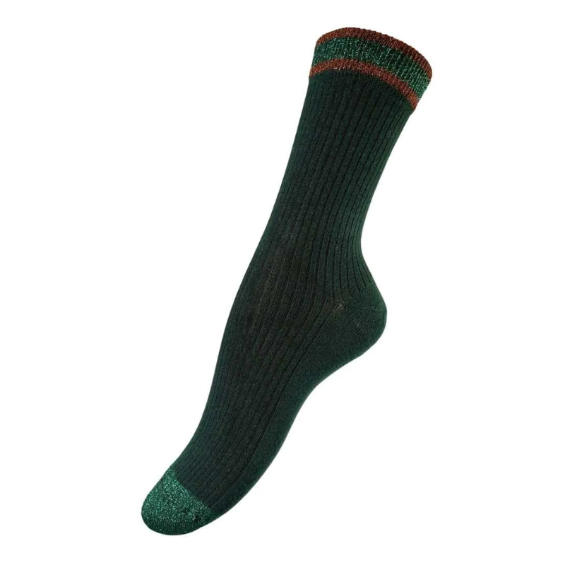 En enkelt Festival Strømper dybgrønne ribbet sok med metallisk finish, grøn tå og to metalliske striber – mørkegrøn og kobber – rundt om den øverste manchet. Lavet af genanvendte materialer, ser den ud som ny på en almindelig hvid baggrund.