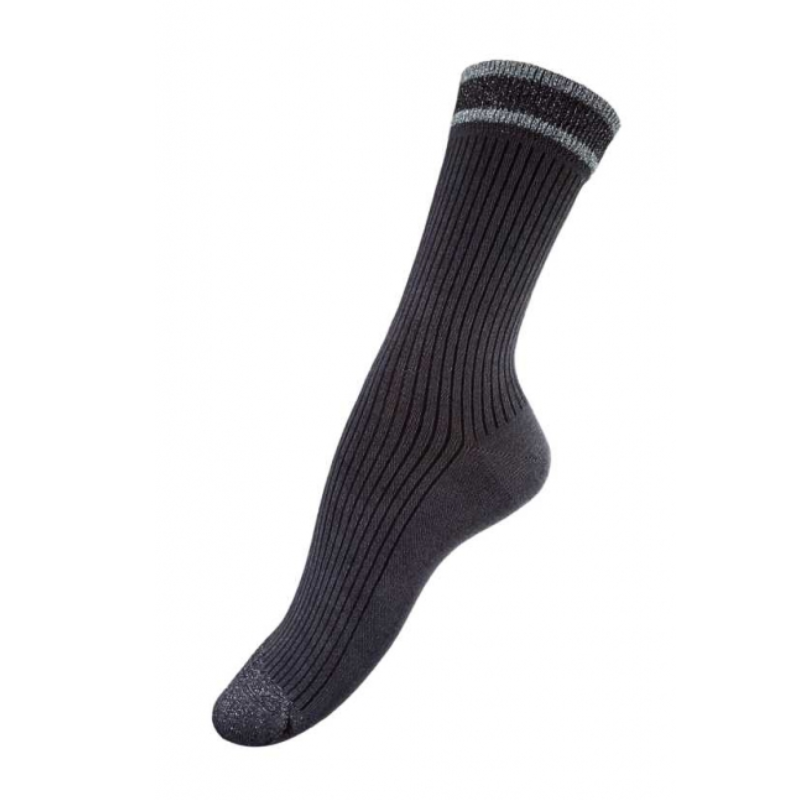 En enkelt sort Festival Strømper sok med lodret ribbet tekstur, forstærket tå og hæl, plus et gråt bånd med en lysere stribe nær toppen. Disse bambus strømper tilbyder komfort og stil, præsenteret på en almindelig hvid baggrund.