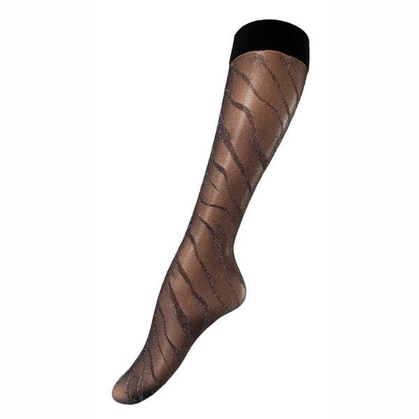En enkelt, gennemsigtig, sort knæstrømpe fra Festival Strømper. Fremstillet af 30 denier mikrofiber, har et bølget zebrastribet mønster, en spids tå, et sort bånd foroven og en strækbar one-size pasform.