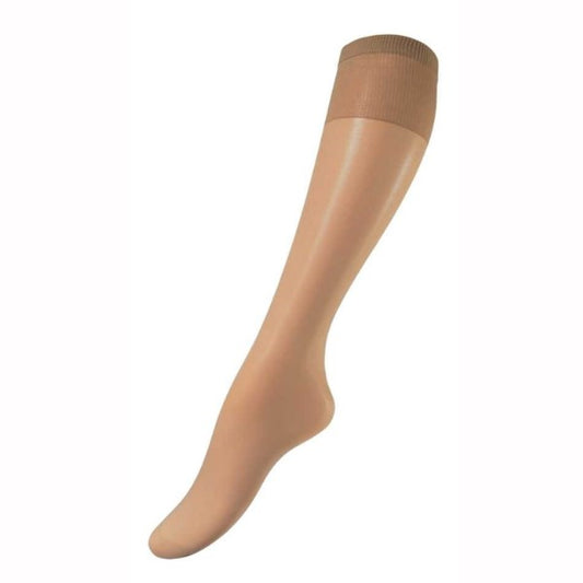 En enkelt, gennemsigtig, nude mikrofiber knæstrømpe fra Festival Strømper vises på et mannequinben med en bred elastik for sikker pasform. Den glatte, halvtransparente strømpe dækker fra tæer til lige under knæet.