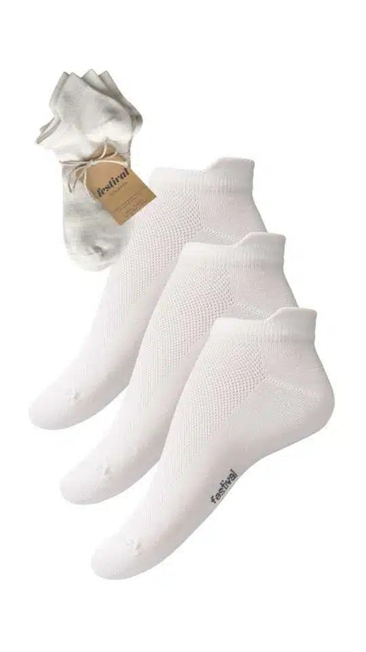 Tre par hvide ankelsneakers fra Festival Strømper er pænt arrangeret, hver med "feeltrail" på sålen. Øverst til venstre lover en pakke nye sokker fra Festival Strømper komfort og holdbarhed på en almindelig hvid baggrund.