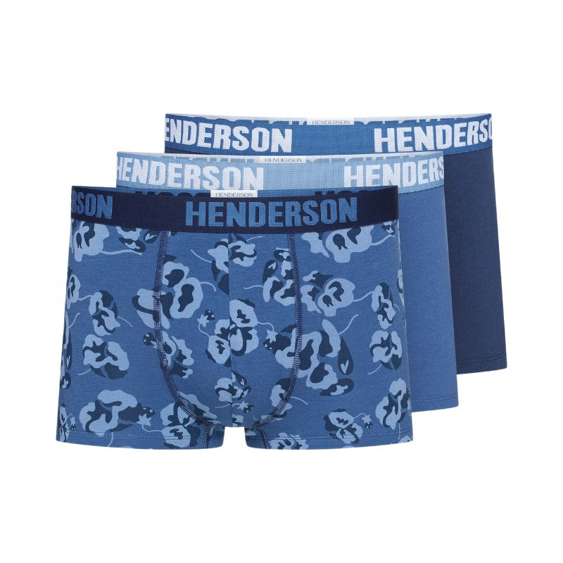 Tre par Henderson boxershorts i marineblå mix har blå nuancer – camouflage, ensfarvet blå og ensfarvet marineblå – alle lavet af blød bomuld med taljebånd med signaturlogo, pænt arrangeret overlappende.