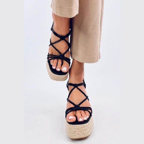 4,5 cm høj kilehæl, set forfra med de flettede snore over foden