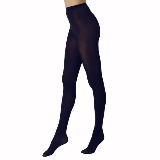 En person står model til Festival Strømmers uigennemsigtige sorte termostrømpebukser på en hvid baggrund, der kun viser kroppen fra taljen og ned og understreger deres tætsiddende design og glatte tekstur.