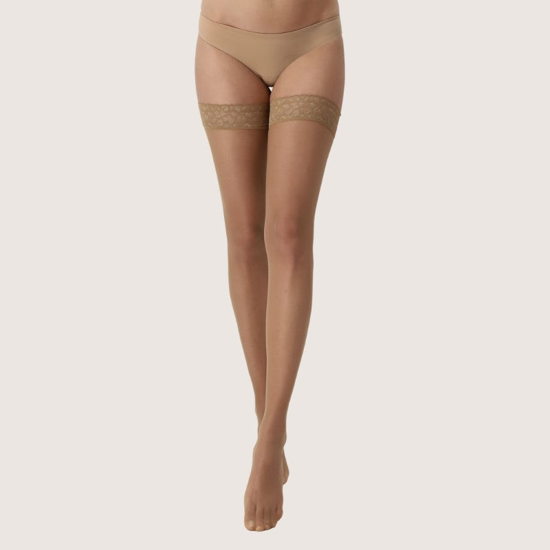 Selvsiddende strømper i farven Sun – 15 denier med bred blondekant og silikone for perfekt pasform.