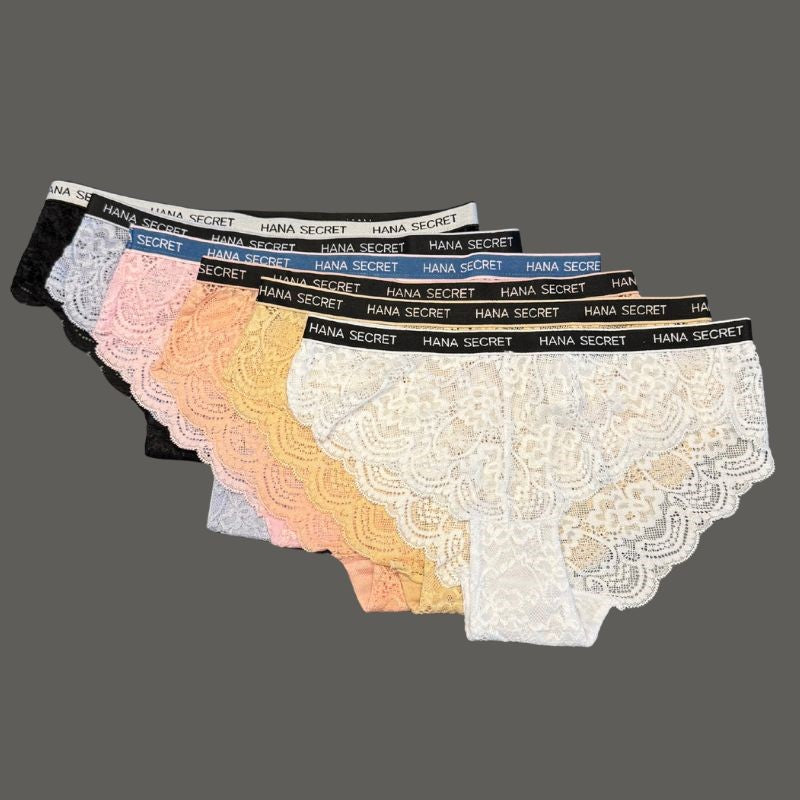 Seks par elegant Jessylia-undertøj - sort, fersken, pink, gul, creme og hvid - er arrangeret i en vifteform. Hvert feminint stykke undertøj har en sort linning med "HANA SECRET" i hvidt på en grå baggrund.