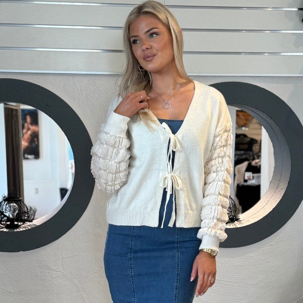 Unik, blød trøje, med bindebånd, plys ærmer og paillet detaljer