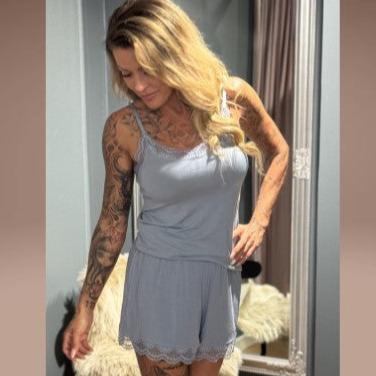 Søde blå shorts, som man an sove i.