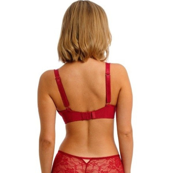 En kvinde med skulderlangt blondt hår ses bagfra iført et Freya kirsebærrød balconette BH og blondeundertøjssæt. Den ensfarvede hvide baggrund fremhæver de blondebroderede detaljer og elegante linjer på hendes overkrop.