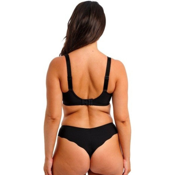 En kvinde med langt brunt hår, set bagfra, modellerer Fantasie Magdalena Noir sidestøtte-bh'en og højtaljet sort undertøj mod en almindelig hvid baggrund, der viser pasformen og designet af dette elegante Fantasie-undertøj.