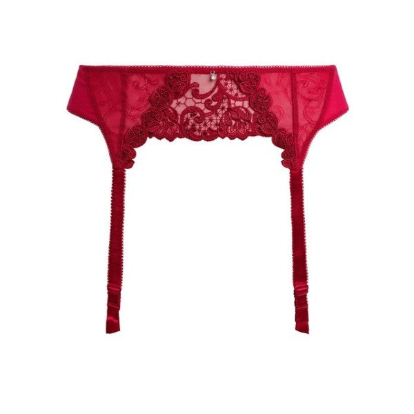 En levende rød hofteholder fra Fantasie med blomstret blondebroderi, to justerbare stropper i siden og hægtelukning bagpå. Dette delikate design er perfekt til et lingerisæt og kommer på en almindelig hvid baggrund.