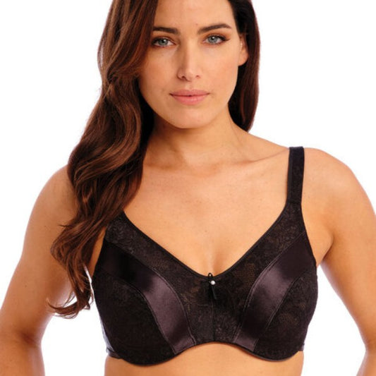 smukke blondeskåle og satinbånd på bh skålen.