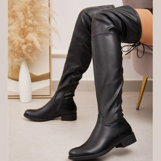 Over the knee støvler i sort. Der er en lynlås i siden og snøre øverst på støvlen.