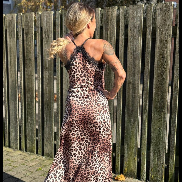 Bagpå er der også blonde broderinger hvor stropperne går ned. Stropperne går ned midt på ryggen.