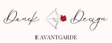 Logo med elegant kursiv tekst, hvor der står Danck Design, adskilt af en minimalistisk diamantform med en rød rose. Nedenunder står der E AVANTGARDE med store bogstaver.