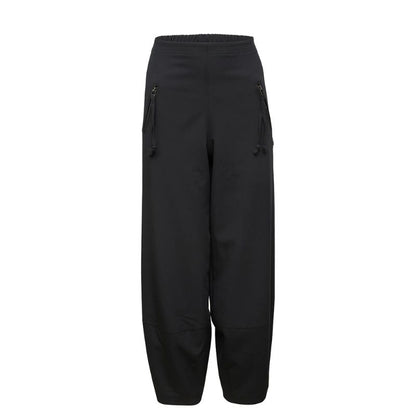 E Avantgarde sorte bukser med elastisk foring, til frontlynlåslommer med pull tabs og bred pasform. Det lette materiale gør dem perfekte som komfortable bukser til afslappet eller sporty brug.