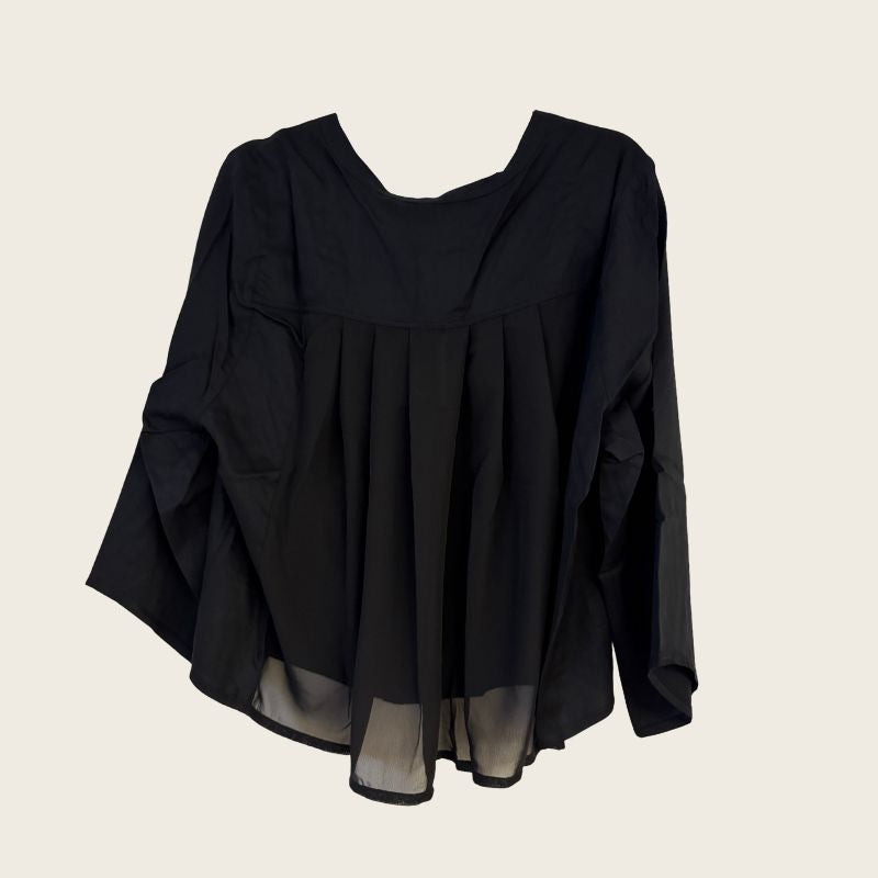 En løstsiddende, langærmet E-Avantgarde-bluse med et flydende plisseret design, gennemsigtig nedre kant, enkel rund halsudskæring og afslappet silhuet, vist på en ensfarvet lys baggrund.