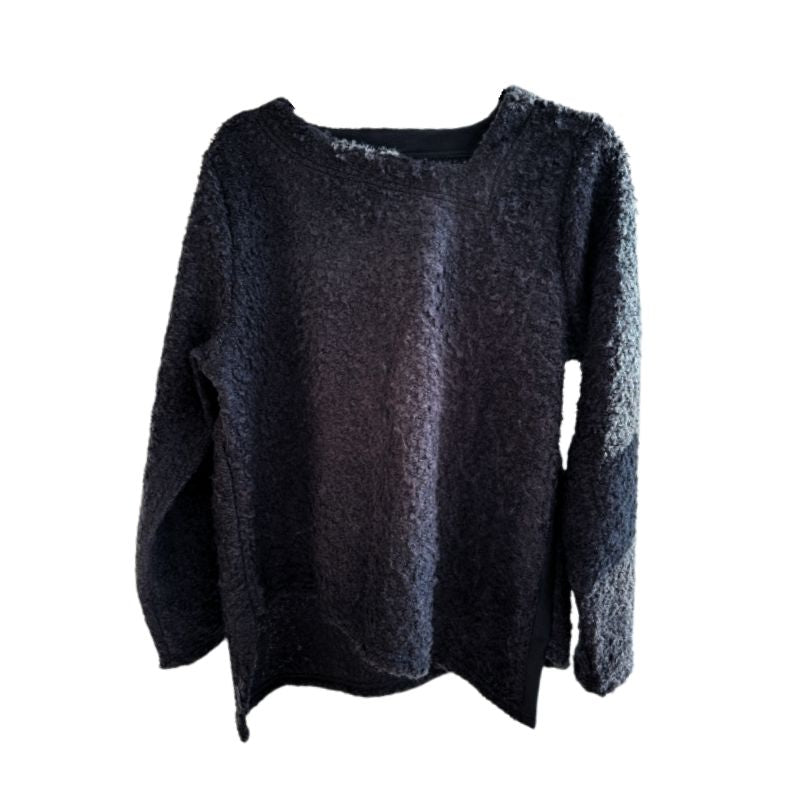 bluse med asymmetrisk krave og længde.