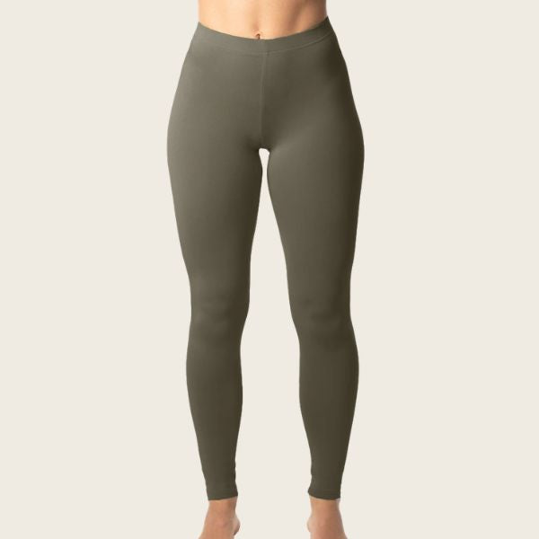 En person bærer E Avantgarde højtaljede, olivengrønne bambusleggings, barfodet mod en almindelig lys beige baggrund. Billedet viser den glatte, tætsiddende stil og det ankellange design på disse åndbare leggings.