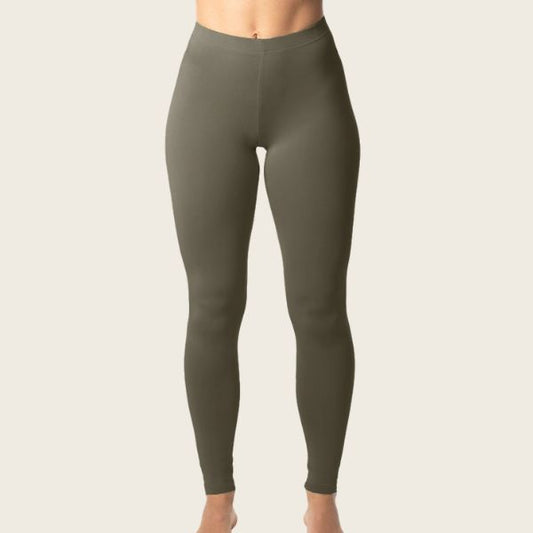 En person bærer E Avantgarde højtaljede, olivengrønne bambusleggings, barfodet mod en almindelig lys beige baggrund. Billedet viser den glatte, tætsiddende stil og det ankellange design på disse åndbare leggings.