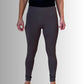 En person står model til E Avantgardes mørkegrå højtaljede leggings med en sort skjorte på en grå til hvid baggrund. Kun underkroppen, benene og hænderne er vist; hoved og fødder er uden for billedet.