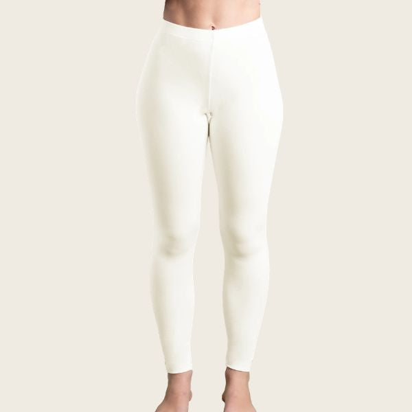 En person står barfodet på en almindelig lys baggrund iført E Avantgarde Off White Long Leggings, der er højtaljede og uigennemsigtige og går til anklerne. Kun den nederste halvdel af kroppen er vist; arme og hoved er uden for billedet.