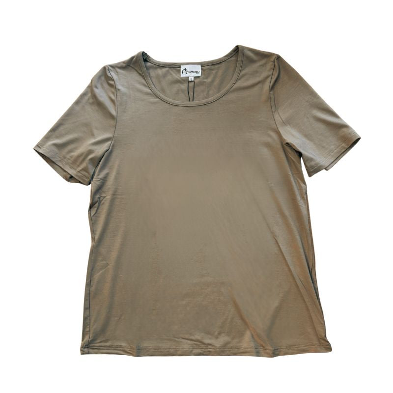 En sandfarvet T-shirt fra E Avantgarde med korte ærmer og rund hals ligger fladt på en hvid baggrund. Ingen synlige mønstre eller logoer, kun et lille hvidt mærke i kravene. OEKO-TEX certificeret for ekstra tryghed.