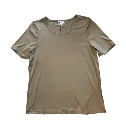 En sandfarvet T-shirt fra E Avantgarde med korte ærmer og rund hals ligger fladt på en hvid baggrund. Ingen synlige mønstre eller logoer, kun et lille hvidt mærke i kravene. OEKO-TEX certificeret for ekstra tryghed.