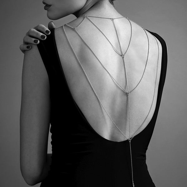 Bijoux Indiscrets, Magnifique Back sølv - Fra hals til ryg, det perfekte touch til kjoler og lingeri. Nikkelfrit og allergivenligt, præsenteret i chic emballage. Et modesmykke der beriger enhver stil.