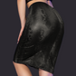 Chilirose, Snake Nederdel - Den elegante sorte Chilirose nederdel med et forførende slangeprint og lynlås i ryggen er designet til at fremhæve de kvindelige kurver.