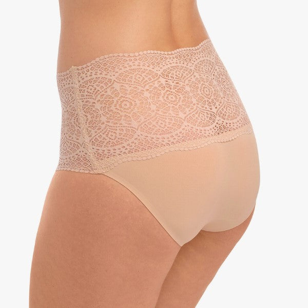 Bagpå, er halvdelen på disse beige farvet full brief dækket med en bred blonde kant.