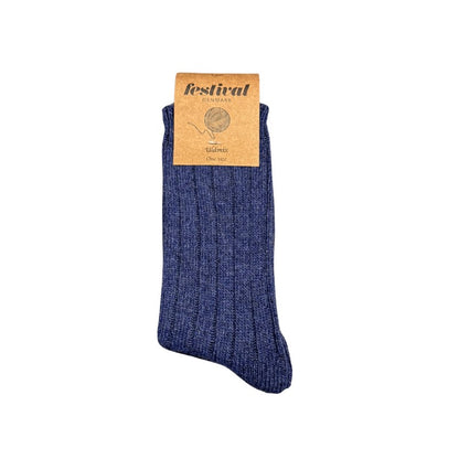 En enkelt ribbet marineblå uldsokker fra Festival Strømper er foldet pænt med en brun papetiket med en garnnøgleillustration og vises på en almindelig hvid baggrund.