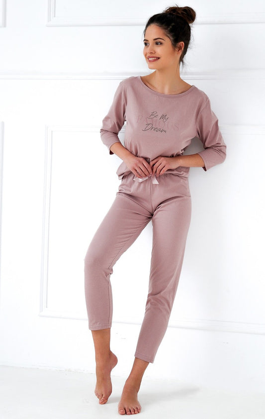 Sensis, Judith pyjamas sæt - Få dig en hyggelig aften med dette smukke rosa farvet pyjamas sæt, der lukkes foran med snøre.