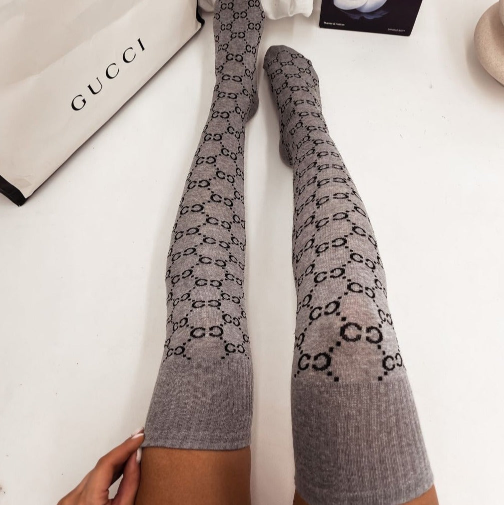 Disse CC mønstrede over the knee strømper, er fremstillet af en behagelig bomuldsblanding, der fremhæver dine ben og giver en modebevidst look.