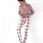 Sensis, Sammie pyjamas sæt - De flotte ternede bukser samt den enkle top med knapper vil få dig i en rolig og afslappende stemning.