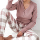 Sensis, Sammie pyjamas sæt - Med sin fine ternet mønster på bukser og enkel top med knapper vil dette pyjamas sæt passe perfekt til de rolige aftner uanset hvor du befinder dig.